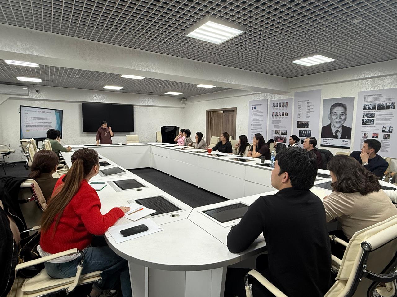 Әл-Фараби атындағы ҚазҰУ-нің Жоғары экономика және Бизнес мектебінің “Менеджмент” кафедрасының э.ғ.д., профессоры Адамбекова А.А. факультеттің 1-курс докторанттарына  ғылыми семинар өткізді.